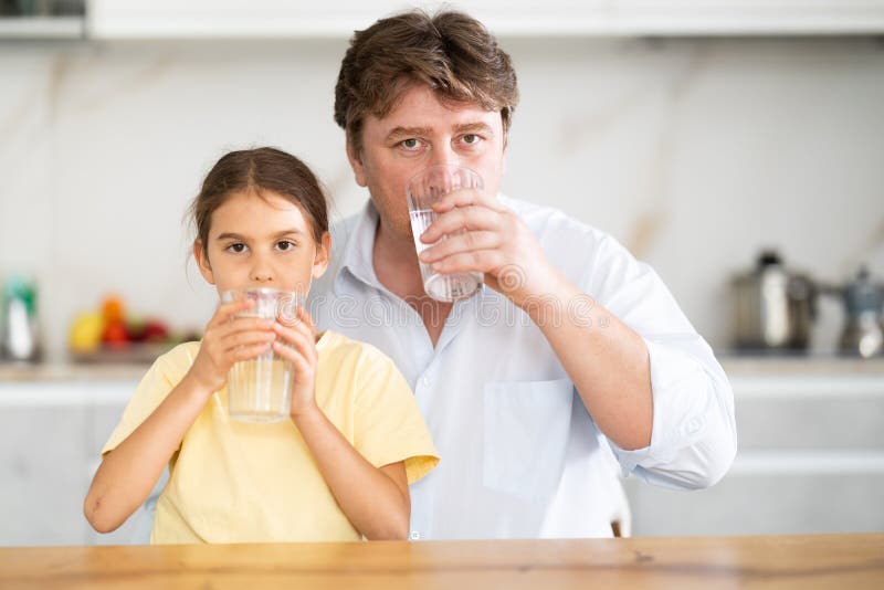 Famille qui boit de l'eau filtrée